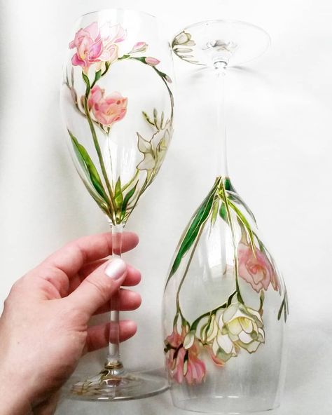 Hand Painted Wine Glasses Diy, Glass Decor Ideas, Diy Wine Glasses Painted, Glass Painting Patterns, Painted Glass Bottles, Wine Glass Designs, Hand Painted Glassware, Glass Painting Designs, Stained Glass Paint