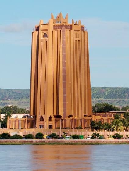 Bamako, Mali. West Africa. Designed by Senegalese architect Goudiaby Atepa Fantastic Architecture, African Architecture, Stone City, Cradle Of Civilization, Dutch House, Genius Loci, Asian Architecture, Egyptian Pyramids, Traditional Building