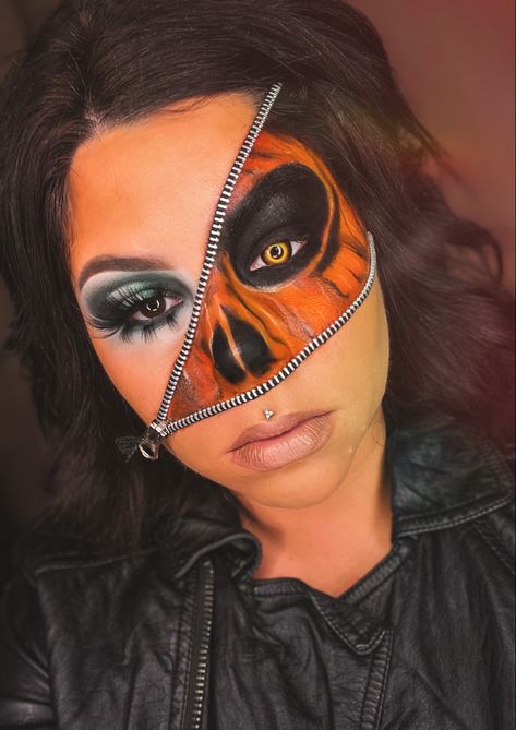 Zipper Face Costume, Pumpkin Face Makeup, Zipper Face Halloween, Zipper Face Makeup, Half Face Halloween Makeup, Halloween Smink, Halloween Maquillage, Soirée Halloween, Makeup Artistic