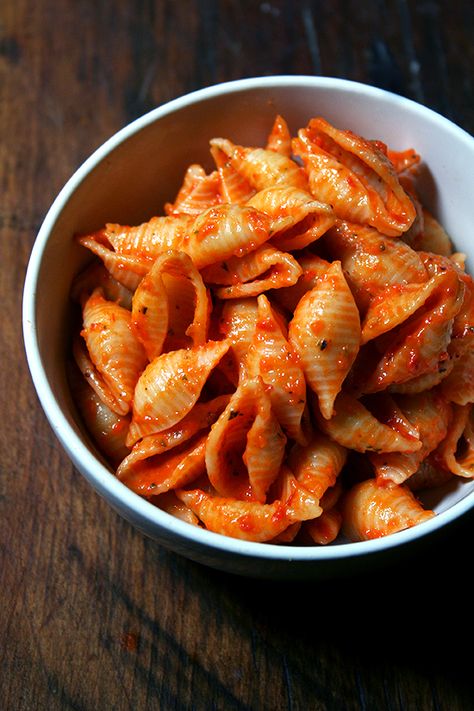 A simple red pepper tomato sauce: tomatoes, bell peppers and water cooked down until nearly all of the water evaporates and the tomatoes and bell peppers and basil reduce into a sweet, summery concentrate. Pasta Party, Think Food, Stuffed Pasta Shells, Easy Pasta, Comfort Foods, Red Pepper, Tomato Sauce, Aesthetic Food, Pasta Dishes