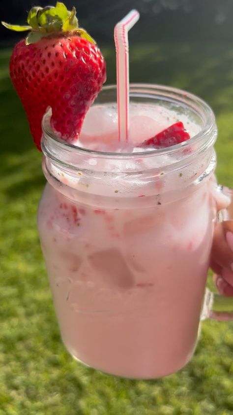 Agua Fresca Aesthetic, Agua Fresca Strawberry, Agua Aesthetic, Bebidas Aesthetic, Strawberry Heaven, Bottles Of Water, Cosas Aesthetic, Cup Of Milk, Grad Party Decorations