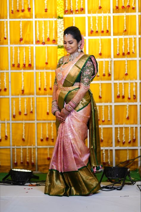 Green Sarees Pattu, Bridal Saree Color Combinations, Wedding Silk Saree Indian Bridal, Green Saree Blouse Combination, Green Blouse Designs For Saree Silk, New Pattu Sarees, Bridal Blouses Designs, Maggam Work Blouse Designs Latest For Pattu Sarees Bridal, Pattu Sarees Color Combinations