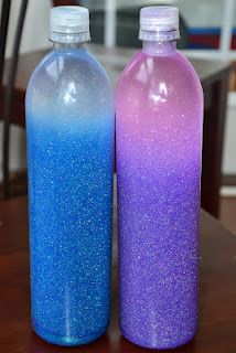 Time-out bottles. Fill a bottle with 3/4 water, one bottle of glitter glue, & ultra fine glitter. Then send this bottle with your child to timeout and they can watch it settle to calm them. Once the glitter is settled their time is up! wow this is such a good idea! if they mess with the bottle their time out time is longer. awesome idea! Calming Jars, Time Out Bottle, Science Expirements, Prek Science, Mommy Ideas, Babysitting Crafts, Art Centers, Sensory Bottle, Skirt Diy