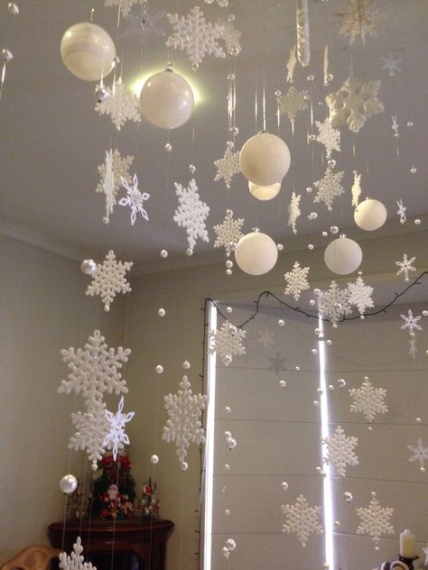 Snow Day Decorations, Falling Snow Decoration, Christmas Snow Flakes Decoration, Let It Snow Theme Decor, White Christmas Decor Office, Snow Flake Decoration, Snow Table Decorations, Snow Theme Christmas Decorations, Floating Christmas Decorations