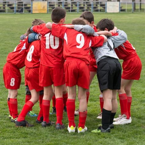 Kids Playing Sports, Boys On Film, Happy Teens, Tennis Photography, Workwear Vintage, Soccer Guys, Soccer Kits, Boys Summer Outfits, Football Kids