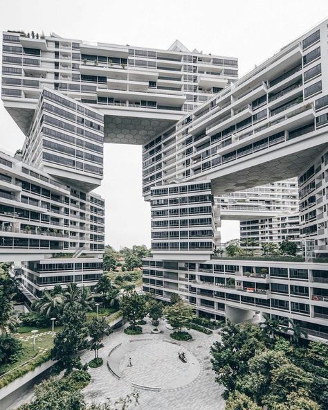 The Interlace, Singapore by https://t.co/z2bIElSKn7 https://t.co/ouqCRdQT7t Ole Scheeren, Singapore Architecture, Architecture Cool, Contemporary Building, Contemporary Exterior, Contemporary Cottage, Interesting Buildings, Social Housing, Unique Buildings