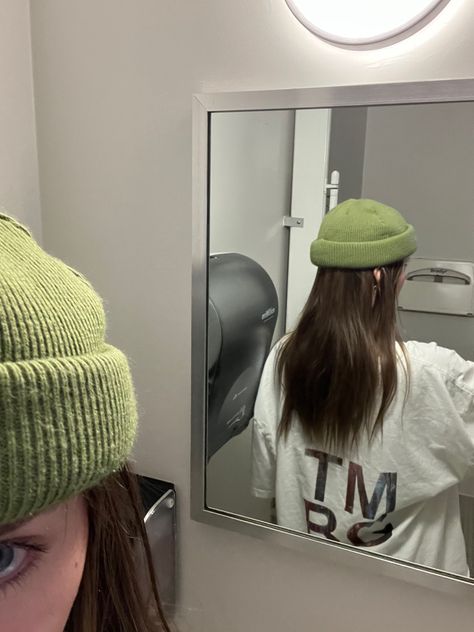 Green Beanie Outfit Aesthetic, White Beanie Outfit Aesthetic, Beenie Outfit Girl, Green Beanie Outfit, Beenie Outfit, Beanie Outfit Ideas, White Beanie Outfit, Green Hat Outfit, Beanie Outfit Aesthetic