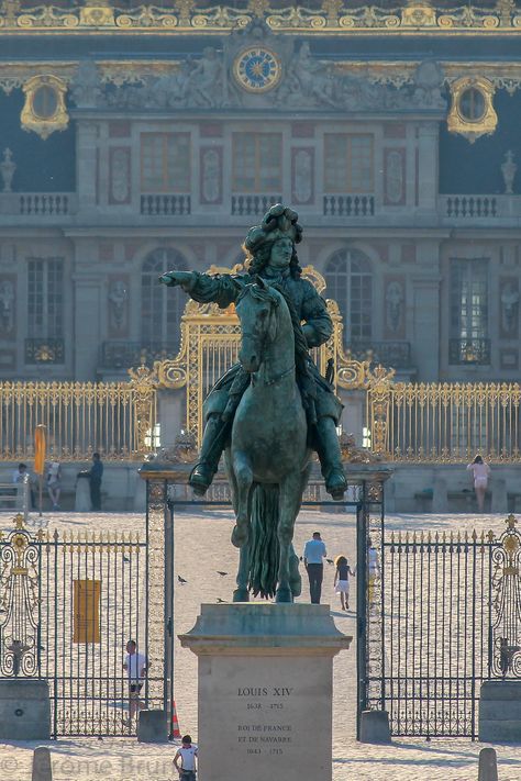 Culture Of France, Night Paris, European Palace, Destined For Greatness, Perspective Drawing Architecture, Chateau Medieval, Chateau Versailles, Montmartre Paris, Palace Of Versailles