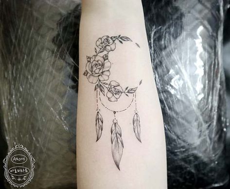 Creative Half Moon Dream Catcher Tattoo Design Best Friend Dream Catcher Tattoos, Dream Catcher Sleeve Tattoo For Women, Moon Dreamcatcher Tattoo, Moon Dream Catcher Tattoo, Dream Catcher Tattoo Ideas, Simple Dream Catcher Tattoo, Dreamcatcher Tattoos, Moon Half, Tattoo Hip