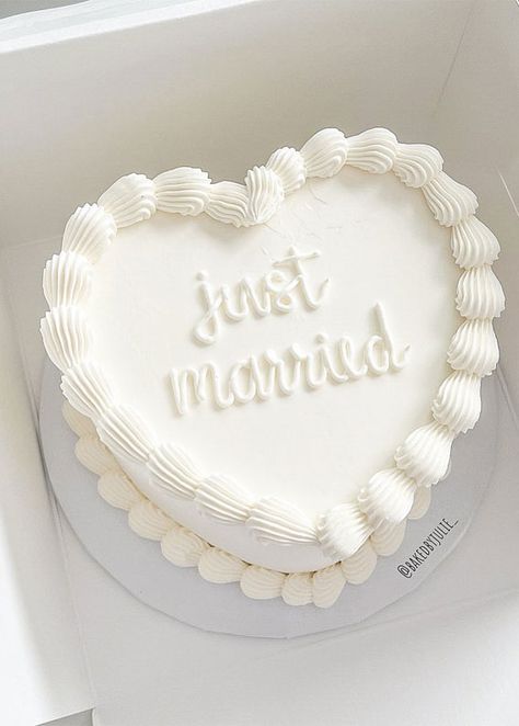 Just Married Wedding Cake, Heart Shaped Wedding Cakes, Heart Wedding Cakes, Simple Beach Wedding, Dream Wedding Cake, Heart Shaped Cakes, Simple Wedding Cake, Wedding Cakes Vintage, White Wedding Cake