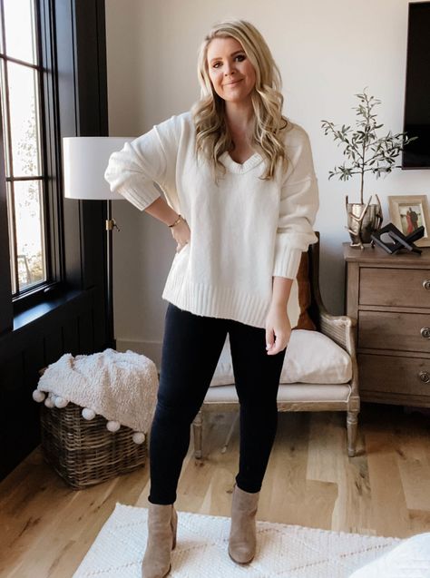 White Sweater And Black Jeans Outfit, Black Jeans White Sweater Outfit, White Sweater Black Jeans Outfit, White Sweater Outfit Ideas, White Sweater Outfit Women, Winter White Sweater Outfit, White Sweater Outfit Spring, Off White Sweater Outfit, White Sweater Outfit Casual