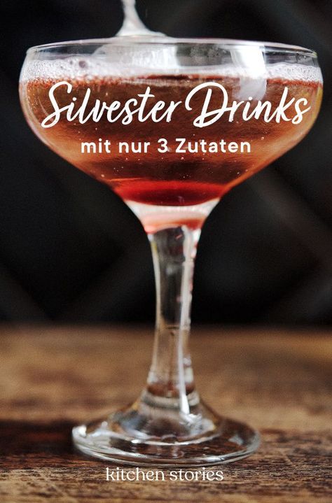 #Silvester steht vor der Tür und wie jedes Jahr soll der Abend ganz besonders werden. Ein wichtiger Aspekt sind dabei natürlich die #Drinks. Wir zeigen dir fünf Drinks, die lecker schmecken und mit nur drei Zutaten zubereitet sind.   #rezepte #silvesterideen #silvesterparty Boulevardier, Kitchen Stories, Negroni, Ginger Beer, Mocktails, Liquor, Alcoholic Drinks, Drinks, Tableware