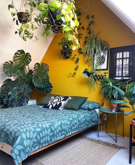 Bilik Tidur Kecil, Idea Bilik Tidur, Yellow Bedroom Walls, Reka Bentuk Bilik Tidur, Yellow Accent Walls, Hiasan Dalaman Rumah, Mustard Yellow Walls, Reka Bentuk Dalaman, Yellow Bedroom Decor