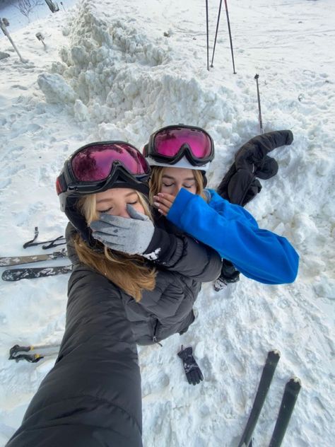 Snowboard Photo Ideas, Skiing Pictures With Friends, Ski Photo Ideas, Skiing Instagram Pictures, Ski Pictures Ideas, Pictures Ideas Instagram, Snowboarding Outfits, Skiing Photos, Photo Ski