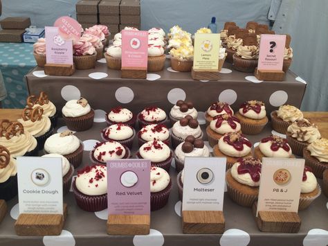 Too good lookin' to eat cupcakes from Crumbs and Doilies at #Carnaby #StreetEat #StreetFood Cupcake Market Stall, Cake Stall Display Ideas, Crumbs And Doilies, Bake Sale Displays, Cupcake Sign, Cupcake Signs, Bake Sale Packaging, Dream Bakery, Cake Displays