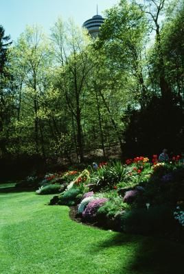 Gardening on a berm, which is basically an artificial hill, combines the benefits of a raised bed with an island flower bed. Try adding a berm to give a perfectly flat yard the look of a rolling landscape. Berms also work well as sound barriers or privacy screens. A berm design offers much creative freedom, but there are some basic rules to make the berm a permanent fixture that looks natural and won't erode. Landscape Mounds, Areas Verdes, Garden Shrubs, Glass Garden, Ideas Garden, Landscaping With Rocks, Garden Soil, Trees And Shrubs, Lawn And Garden