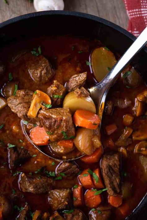 Easy Dutch Oven Beef Stew - Marathons & Motivation Dutch Oven Beef Stew Recipes, Dutch Oven Soup Recipes, Beef Stew Recipe Oven, Dutch Oven Soup, Dutch Oven Beef Stew, Dutch Oven Beef, Oven Beef Stew, Traditional French Recipes, Easy Beef Stew