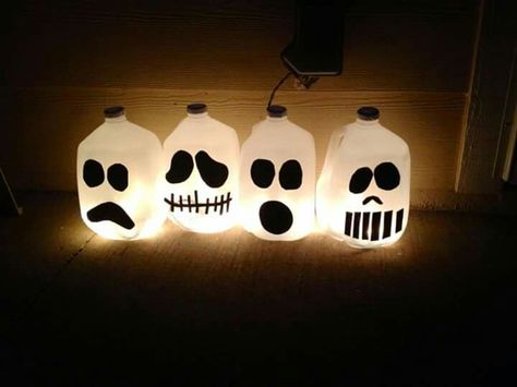 Milk jug ghost faces... Black sticker foam  White gallon milk jugs Stringed lights for glow effect. Milk Jug Ghosts, Halloween Party Hacks, Halloween Milk Jugs, Milk Jug Crafts, Diy Ghost, Spooky Diy, Ghost Crafts, Ghost Diy, Halloween Lanterns