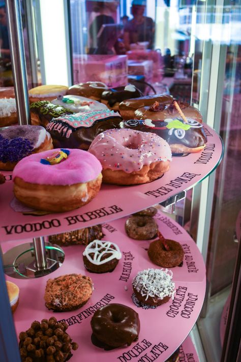 Voodoo Donuts, Donut Decorating Ideas, Voodoo Doughnut, Doughnut Shop, Dog Bakery, Donut Glaze, Donut Shop, Food Display, Donut Recipes