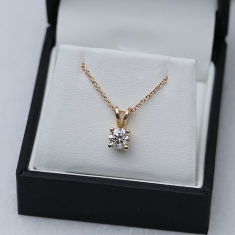 Solitaire Pendant Design, Chain Pendant Designs Gold, Diamond Pendant Set, Solitaire Diamond Pendant, Diamond Pendants Designs, Gold Chain Design, Jewelry Set Design, Gold Necklace Indian Bridal Jewelry, Gold Jewelry Stores