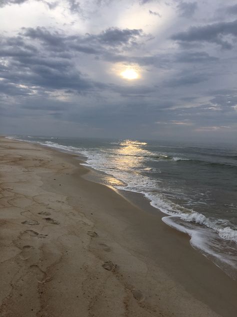 Sunrise on a cloudy day Beach Cloudy Day, Grey Skies, Cloudy Day, Beach Vibe, Beach Photos, Rainy Day, Thought Provoking, Spring Time, Photo Ideas