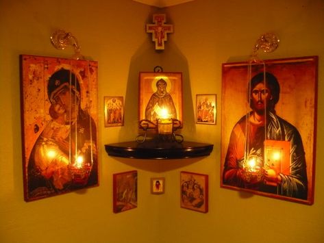 How to Set Up a Prayer Corner » Saint John the Evangelist Orthodox Church Corner Of A Room, Home Altar Catholic, Family Altar, Catholic Answers, مريم العذراء, Orthodox Prayers, Catholic Altar, Timur Tengah, Catholic Decor