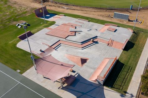 Ian Calderon Skatepark in La Puente Skatepark, CA - Designed and built by Spohn Ranch Outdoor Skatepark, Exterior Skatepark, Skatepark Design, Game Rooms, City Park, Skate Park, Hockey Rink, Park City, Skateboarding