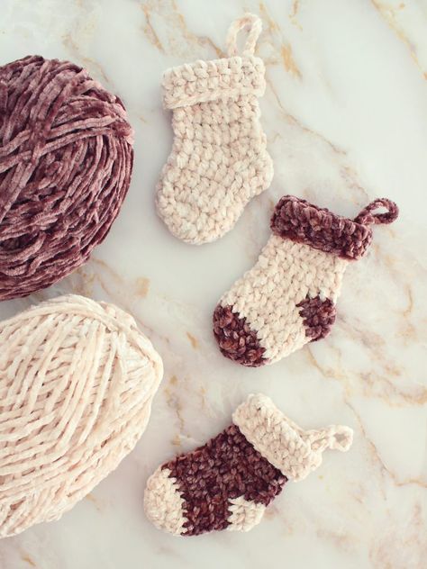 Mini Crochet Christmas Stocking, Free Crochet Patterns Christmas Ornament, Winter Crochet Amigurumi, Mini Stocking Crochet Pattern, Crochet Mini Stocking Pattern Free, Velvet Crochet Patterns, Crochet Stocking Stuffers, Crochet Stocking Pattern Free, Christmas Stocking Pattern Free