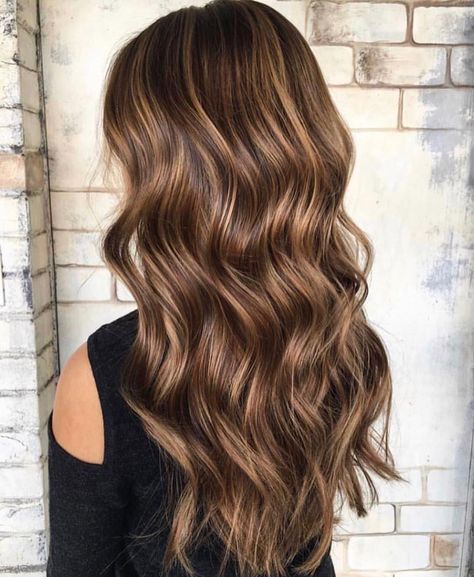 Easy Trendy Hairstyles, Warm Brunette, Hairstyle Easy, Wavy Hairstyle, Brunette Hair With Highlights, Beach Wave Hair, Brown Hair With Blonde Highlights, Brown Hair Balayage, Balayage Brunette