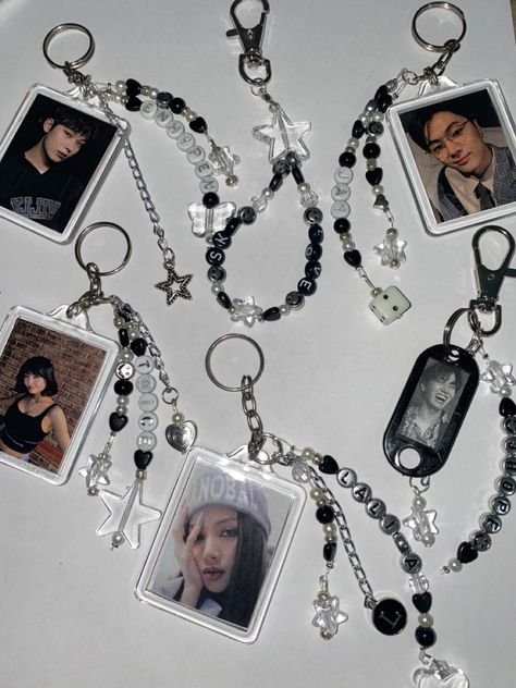 Kpop aesthetic Kaychain llavero Kpop Photo Keychain, Kpop Keychain Aesthetic, Kpop Keychain Ideas, Mochila Kpop, Keychain With Photo, Kpop Gifts, Kpop Keychain, Kpop Jewelry, Jewelry Kpop