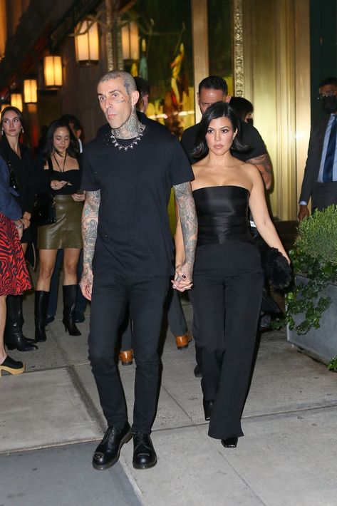 Outfits For Short Girls, Kourtney Kardashian And Travis Barker, Kourtney Kardashian And Travis, Kourtney Kardashian Style, Kardashian Outfit, Travis Barker, Dope Outfits For Guys, Looks Black, Kardashian Style