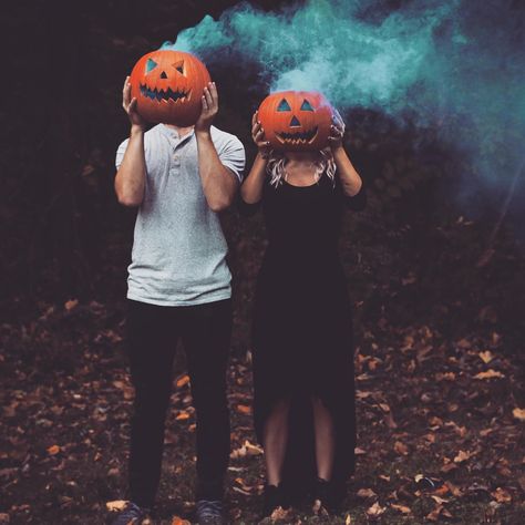 Pumpkin Engagement Pictures, Nightmare Before Christmas Wedding, Pumpkin Heads, Fall Maternity Photos, Fall Engagement Pictures, Halloween Themed Wedding, Halloween Photography, Pumpkin Photos, Pregnant Halloween