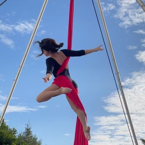 ash on Instagram: "Came up with this climb as a drill to force myself to train both sides of #hipkeyrollup ❤️ I’m sure it’s been done before does anyone know a name for it? @iloveclimbs - - - - - - - #aerialist #aerialistsofinstagram #aerialistsofig #aerialsilks #aerialsilksclimb #aerialsilkslove #circusfitness #circuseveryday #flexibility #aerialdance #aerialtissu #aerialfabric #aerialdance #aerialdancer" Ariel Silks, Circus Aesthetic, Aerial Fitness, Pose Inspiration, Aerial Dance, Aerial Arts, Aerial Silks, A Name, Music Box