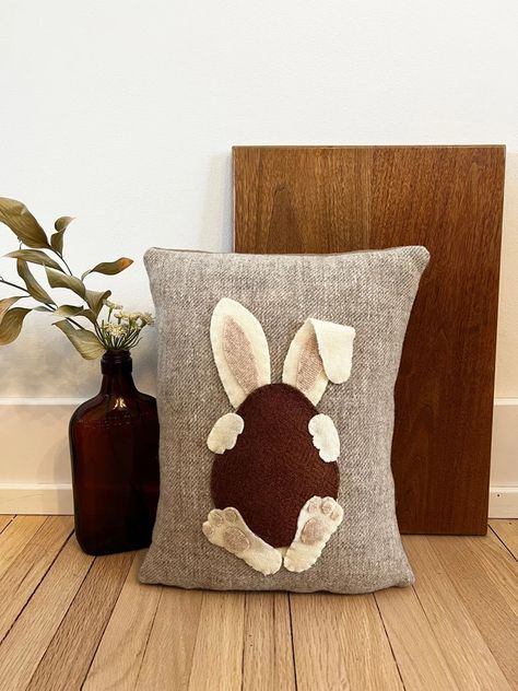 Easter Egg Pillow, Spring Pillows Ideas, Easter Pillows Ideas, Bunny Pillow Pattern, Easter Living Room Decor, Easter Pillow Covers, Easter Cushions, Spring Pillow, Diy Pillow