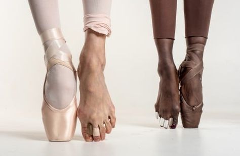 Pain, satin and paper towels: What it takes for ballerinas to dance on their toes - The Washington Post Dancer Wear, Black Ballerina, Ballerina Dancing, Ballet Photography, En Pointe, Ballet Beautiful, Pointe Shoes, Modern Dance, Dance Art