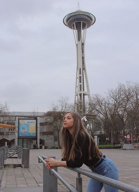 Seattle Photo Spots, Space Needle Seattle Poses, Seattle Pictures Instagram, Seattle Senior Pictures, Space Needle Photo Ideas, Seattle Pictures Ideas, Seattle Photoshoot, Seattle Outfits, Washington Aesthetic