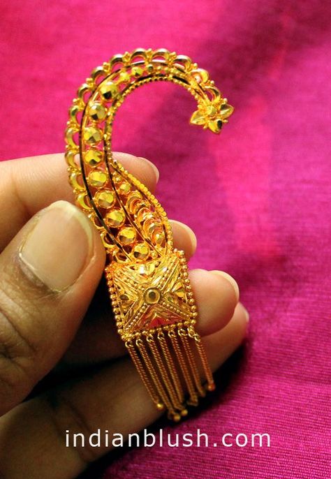 Kaan earrings Bengali Gold Jewellery, Pretty Rings Simple, Gold Wedding Jewellery, Kids Gold Jewellery, Winter Bridal Jewelry, Gold Jhumka Earrings, Gold Earrings Wedding, Gold Necklace Indian Bridal Jewelry, Bridal Accessories Jewelry