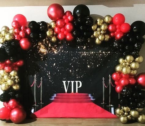 Movie Theme Balloon Garland, Red Carpet Theme Decorations, Hollywood Quinceanera Theme, Masculine Birthday Party, Hollywood Decorations, Red Carpet Decorations, Hollywood Gala, Red Carpet Theme Party, Oscars Theme Party