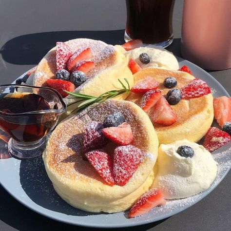 Fluffy Japanese Souffle Pancakes, Japanese Souffle Pancakes, Food References, Souffle Pancakes, Breakfast Healthy, Homemade Whipped Cream, God Mat, حلويات صحية, Läcker Mat