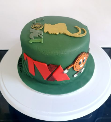 Marvel Cake Ideas, Frosting Videos, Loki Cake, Marvel Marathon, Chocolate Cake With Fondant, Marvel Cakes, Birthday Marvel, Marvel Birthday Cake, Thor Birthday