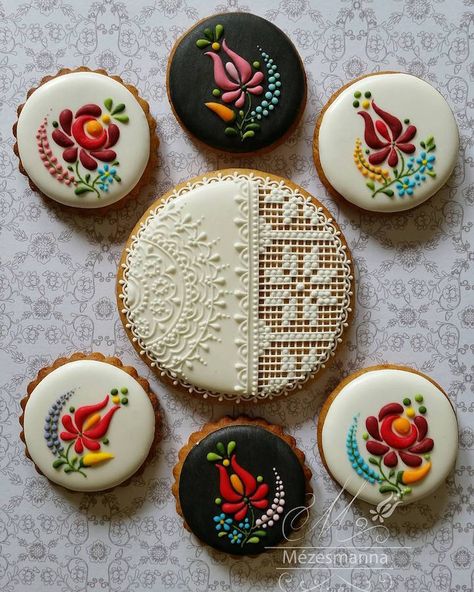 Chef Effortlessly Decorates Cookies with Intricate Embroidery-Inspired Designs Hungarian Cookies, Cookies Cupcake, Flower Cookies, Iced Cookies, Cookie Art, Icing Cookies, Cookie Designs, Royal Icing Cookies, Decorated Cookies