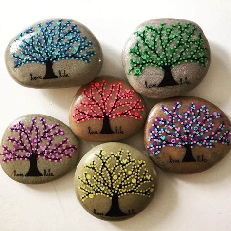 Tree Rock Painting, Love Painted Rocks, Rock Painting Idea, Seasonal Tree, Stones Garden, Diy Rock Art, Mandala Painted Rocks, Art Pierre, Mandala Rock Art