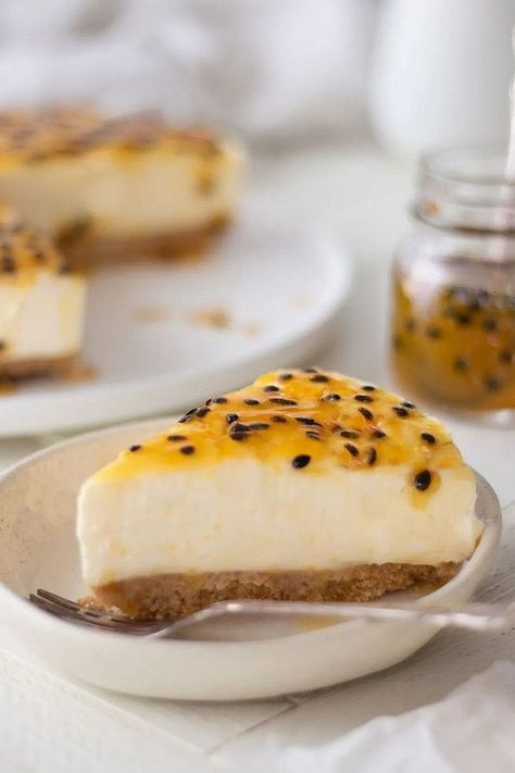 When I think of warm weather, the flavour of passion fruit comes to straight to mind. It’s delicious in so many desserts and baked goods but my favourite way to use the fruit is in this no bake passion fruit cheesecake. Passion Fruit Cheesecake, Small Cheesecakes, Passionfruit Cheesecake, Kiwi Recipes, Fruit Cheesecake, Passionfruit Recipes, Frozen Cheesecake, Springform Pan Cake, Pavlova Recipe