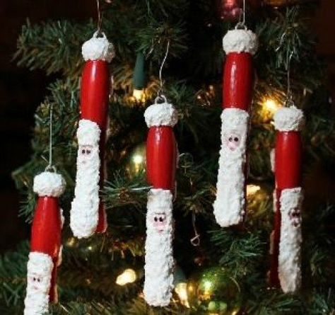 Diy Santa Ornaments, Clothes Pin Ornaments, Christmas Clothespins, Kerajinan Diy, Pin Crafts, Diy Santa, Santa Crafts, Office Christmas Decorations, Clothes Pin Crafts