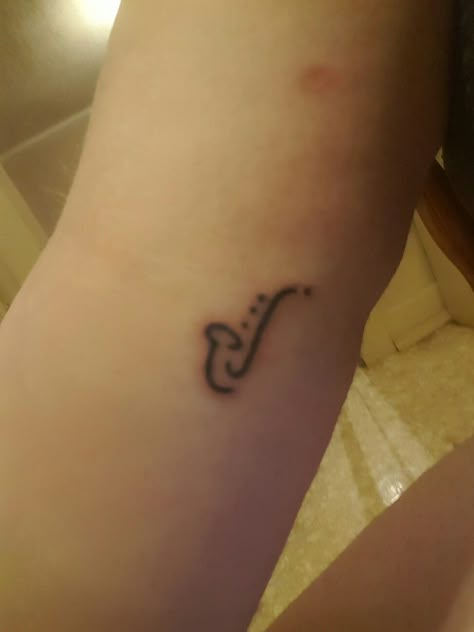 I got an adorable tiny saxophone tattoo the other day :3 Saxophone Tattoo For Women, Saxophone Tattoo, Small Music Tattoos, Mandala Hand Tattoos, Dibujos Tattoo, Music Tattoo Designs, Note Tattoo, Disney Tattoo, Hand Tattoos For Women