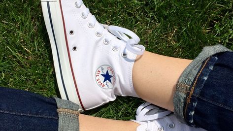 7 Ways To Style Your Converse High Tops For Summer Because You Can Totally Wear Sneakers With A Dress White High Top Converse, Tops For Summer, High Top Converse, Winter Fashion Boots, White High Tops, Womens Fashion Casual Spring, Classic Style Women, Casual Chic Style, Womens Fashion For Work