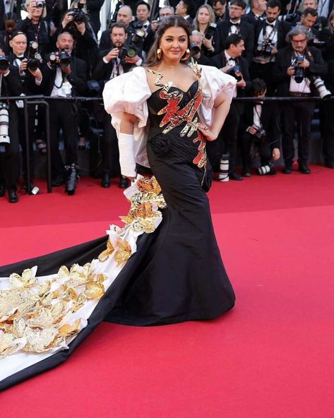 Aishwarya Rai Bachchan graced the 77th Cannes red Carpet in a Black corset gown by Falguni Shane Peacock. Peacock Outfit, Aishwarya Rai Wedding Pictures, Falguni Shane Peacock, Molten Gold, Cannes Red Carpet, Corset Gown, Off Shoulder Gown, Aishwarya Rai Bachchan, Haldi Ceremony