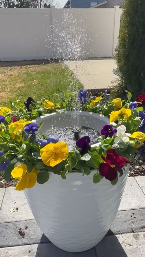 Outside Fountains, Landscaping Water Feature, Patio Flower Pots, Solar Water Feature, Diy Solar Fountain, Solar Water Fountain, Diy Water Fountain, Patio Flowers, Solar Flower