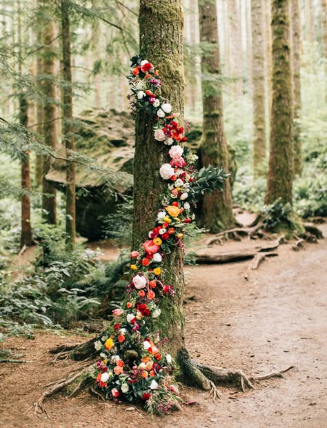 Hiasan Perkahwinan, Enchanted Forest Wedding, Woodsy Wedding, Flowers And Greenery, Boho Wedding Inspiration, How To Wrap Flowers, Aisle Decor, Engagement Inspiration, Tree Wedding