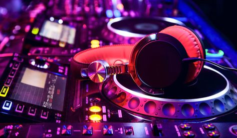 Dj Banner, Anuel Aa Wallpaper, Funky House, Velvet Wallpaper, Music Backgrounds, Dj Equipment, Dj Music, Black Headphones, Music Wallpaper